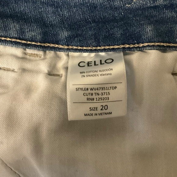 Cello Light Wash Blue Denim Jean Short SZ 20 Women Distresses Destroyed Summer - Picture 7 of 8